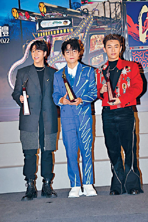 ■左起：馮允謙、林家謙及MC分膺男歌手銀、金及銅獎。