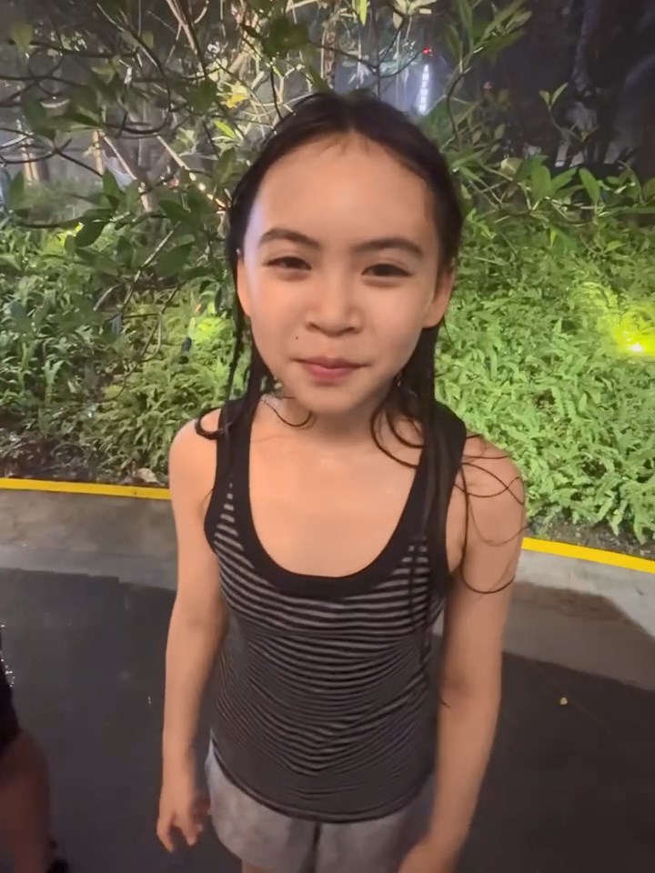 梁芷珮細女由頭濕到落腳。 梁芷珮細女由頭濕到落腳。
