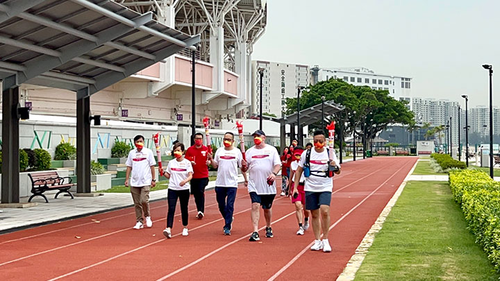 每位嘉賓負責一個接力點,手持電火炬,由北角東岸公園起步。