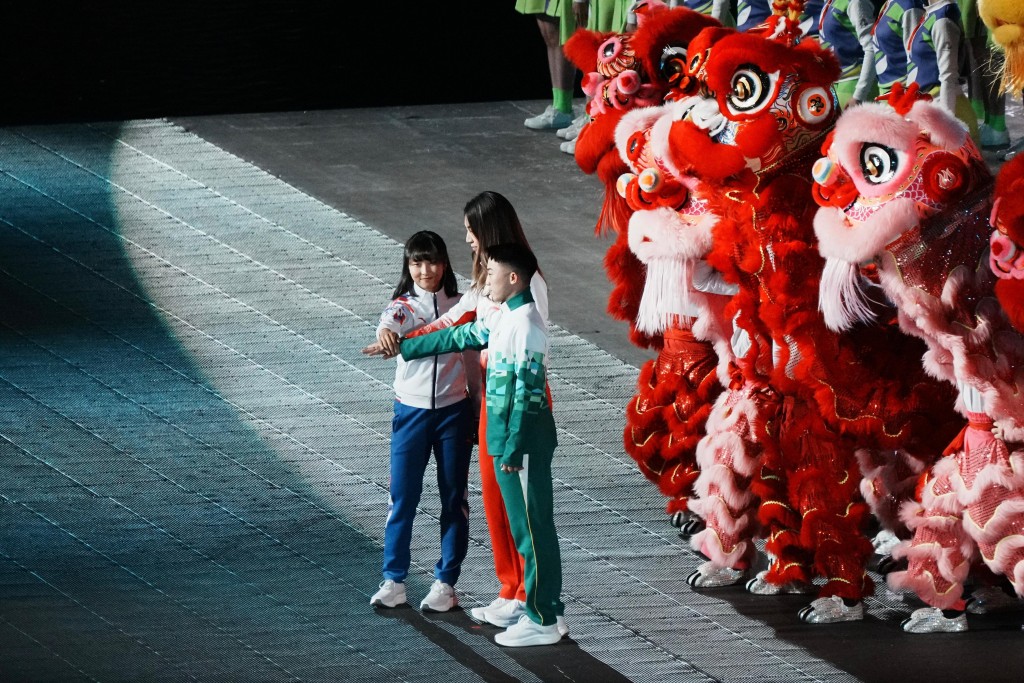 香港全運公路單車及場地單車3金得主李思穎（左）、中國網球女將王欣瑜（中）及澳門空手道代表郭建恒（左）負責「倒數」。汪旭峰攝
