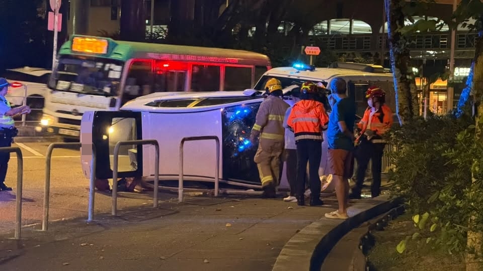 馬鞍山私家車自炒翻側 兩男女輕傷。FB：車Cam L（香港群組）