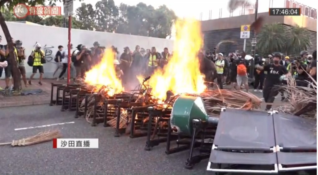 示威者利用干草纵火。有线新闻截图