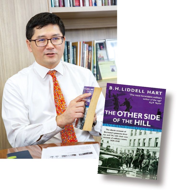  鍾情歷史的高拔陞亦推介閱讀《The Other Side of the Hill》，「歷史從來由勝利者書寫，但本書記錄戰敗的德國將士對戰事看法，有助多角度思考」。 醫管局刊物協力圖片