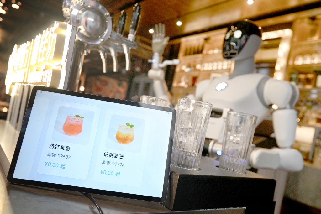 蘭桂坊今日（31日）引入首台機械人，可為顧客提供調酒飲料。