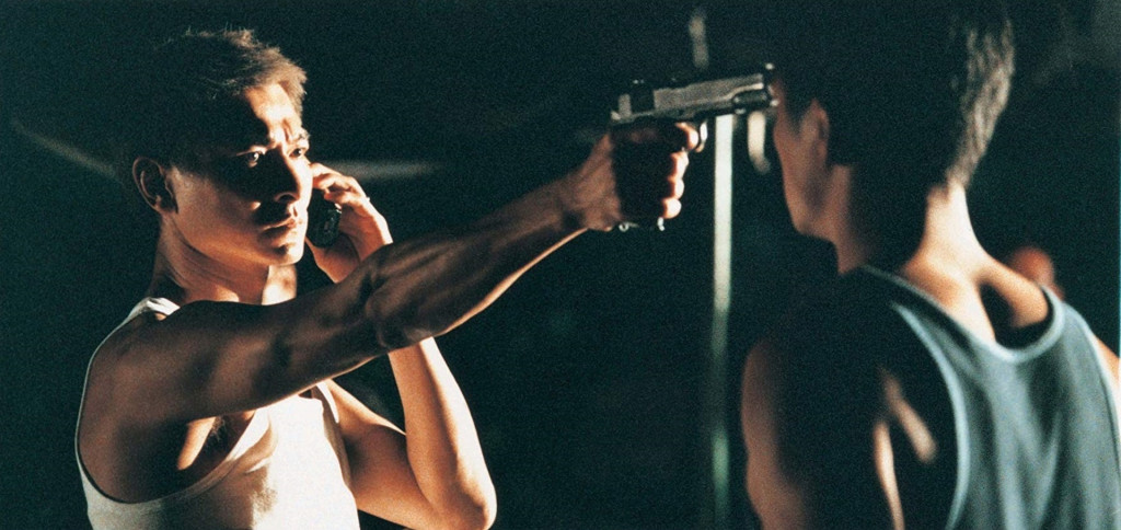 電影《門徒》中飾演大毒梟的劉德華在製毒工場中，便拿出「雙獅地球牌」包裝紙向飾演警察卧底的吳彥祖介紹有關毒品。(電影劇照)