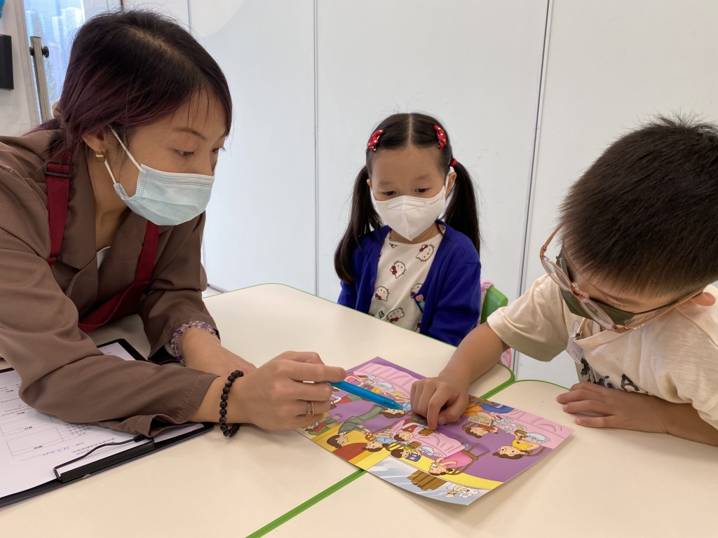 Lydia表示，当一班幼儿聚在一起，每当其他人说话，自己都同步吸收知识，学习与人交流，无形中加强不同的认知能力，思想便不会倾向单一，这些都不是网课可比拟。