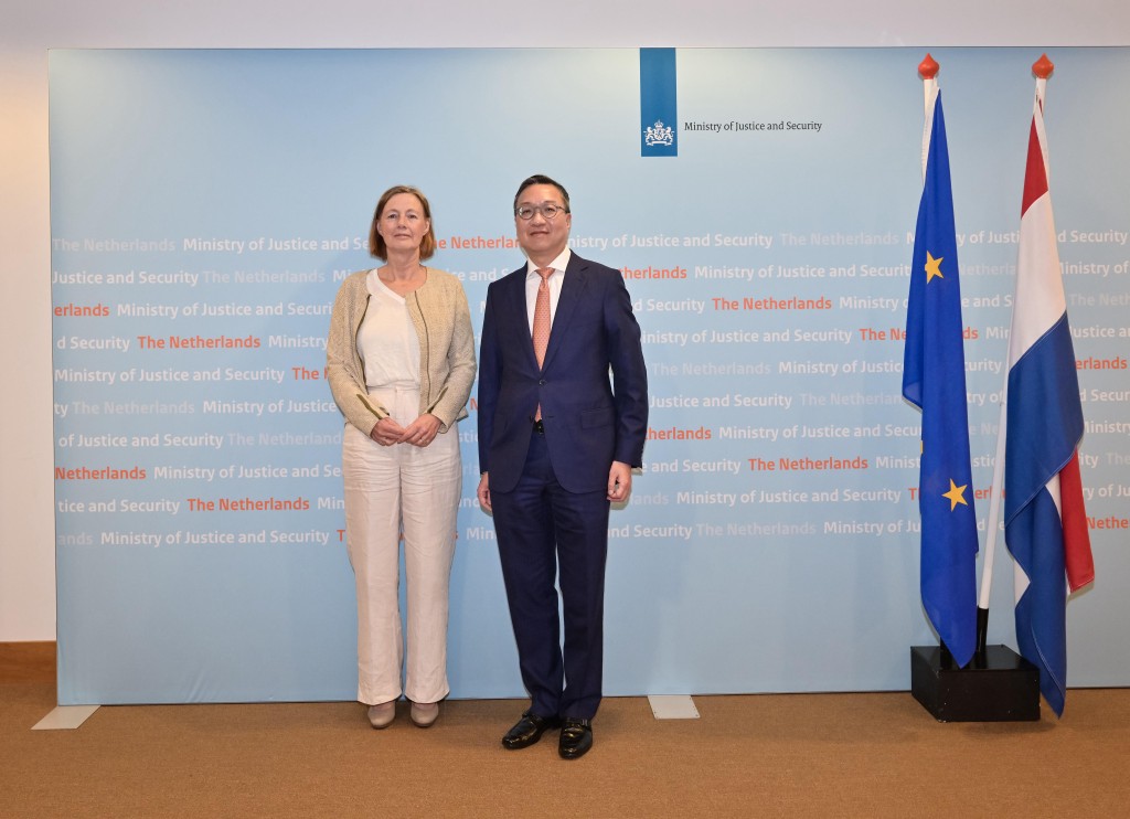林定國(右)和荷蘭司法與安全部秘書長Anneke Van Dijk(左)在會面前合照。政府新聞處 林定國(右)和荷蘭司法與安全部秘書長Anneke Van Dijk(左)在會面前合照。政府新聞處