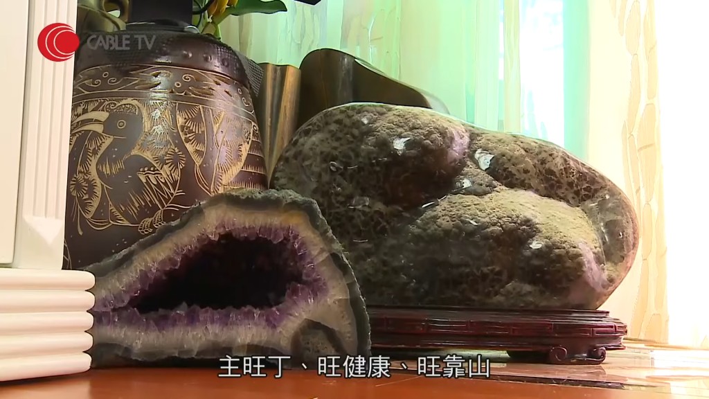 電視櫃旁的擺設同樣被指跟風水有關。