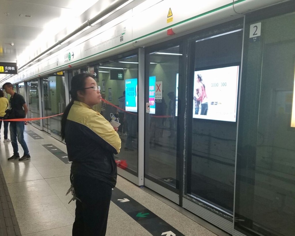 港鐵派職員看守爆開的幕門。
