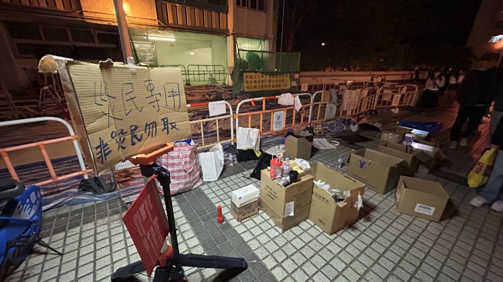 在大埔廣福邨平台,收集了大量市民送來的物資。蔡楚輝攝 在大埔廣福邨平台,收集了大量市民送來的物資。蔡楚輝攝