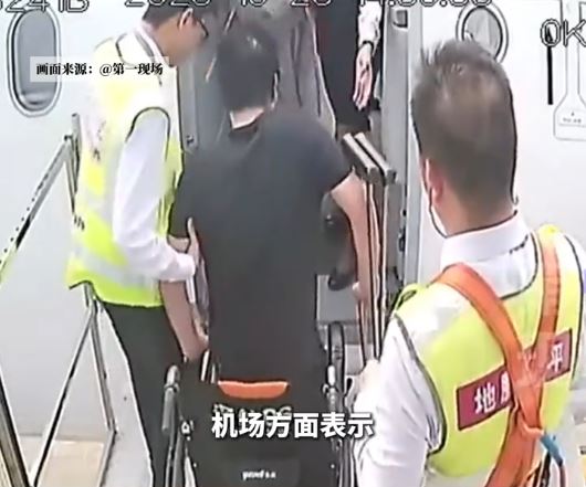 鄭智化在登機時全程獲工作人員攙扶，並非無人協助「連滾帶爬」。第一現場