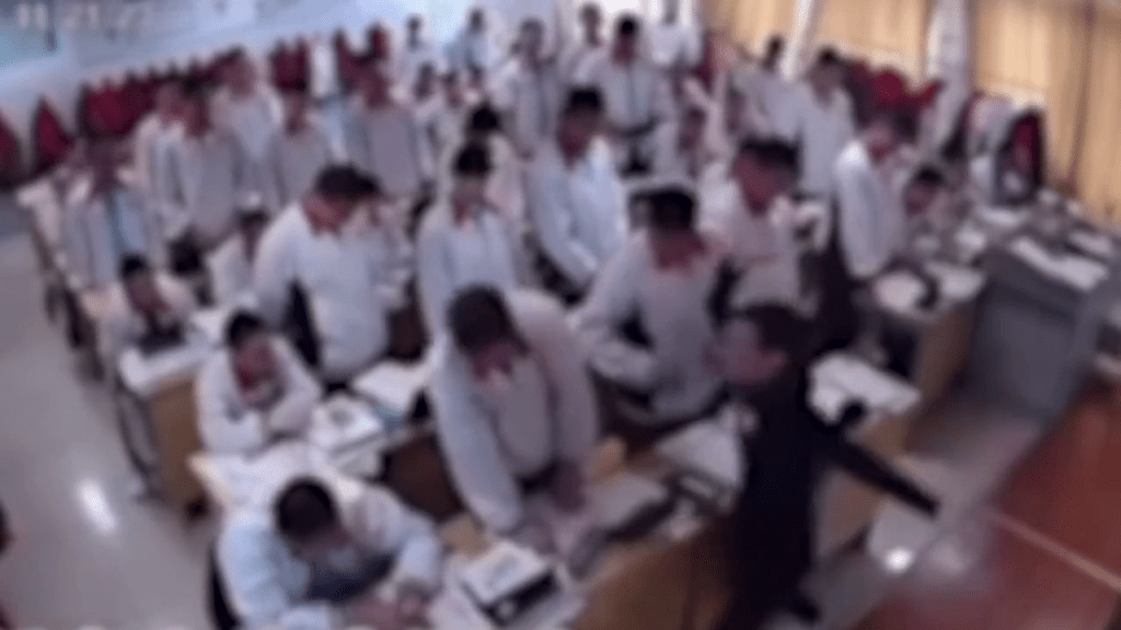 老师在课室体罚学生，逐一掌掴前排的学生。