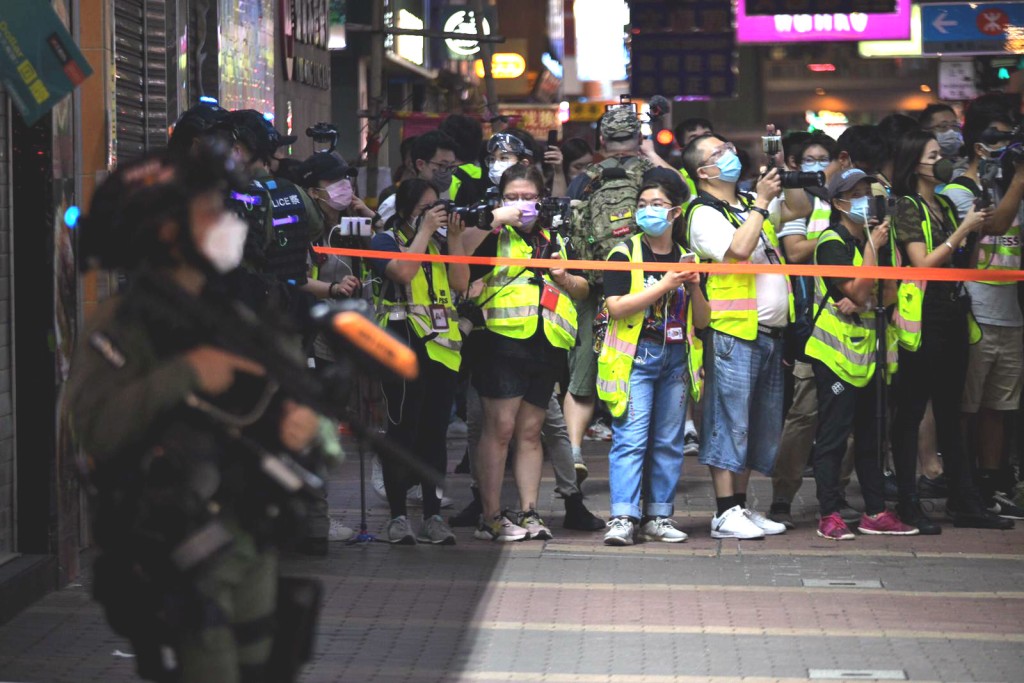 警員截查市民。
