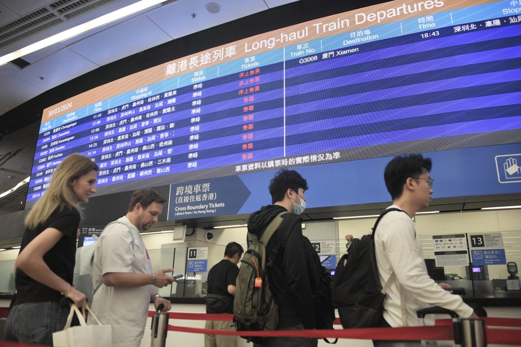 西九龙站乘高铁到广州南站，视乎班次，直达车程为48分钟，停中途站的普遍1小时左右）。资料图片