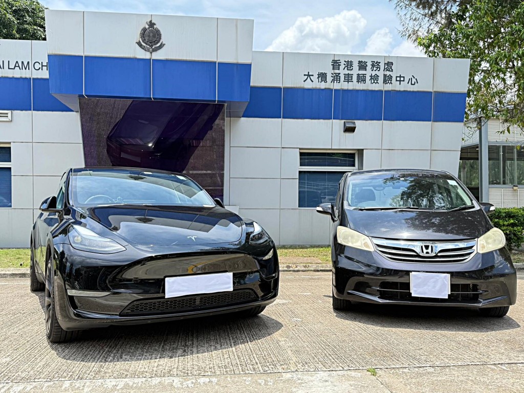 涉案私家車被扣查。 涉案私家車被扣查。