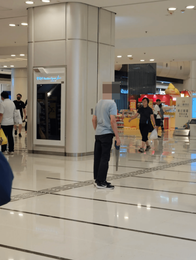 中年汉取出利锯并追住另一名男子破口大骂。Threads@sheung.yuet图片
