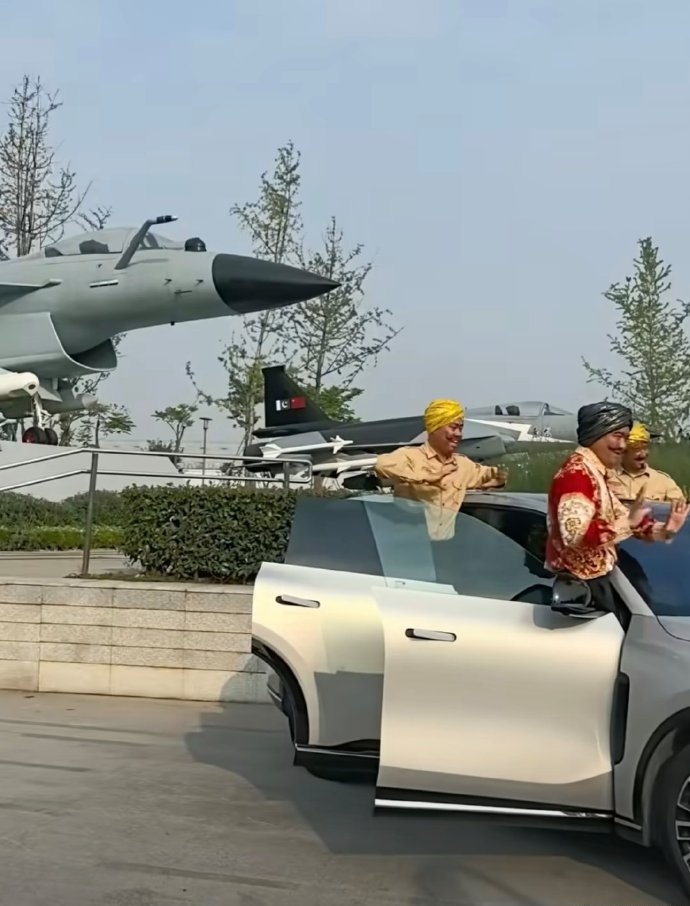 豪哥哥團隊以「殲-10C」模型為背景拍攝,前面多了一架汽車。 豪哥哥團隊以「殲-10C」模型為背景拍攝,前面多了一架汽車。