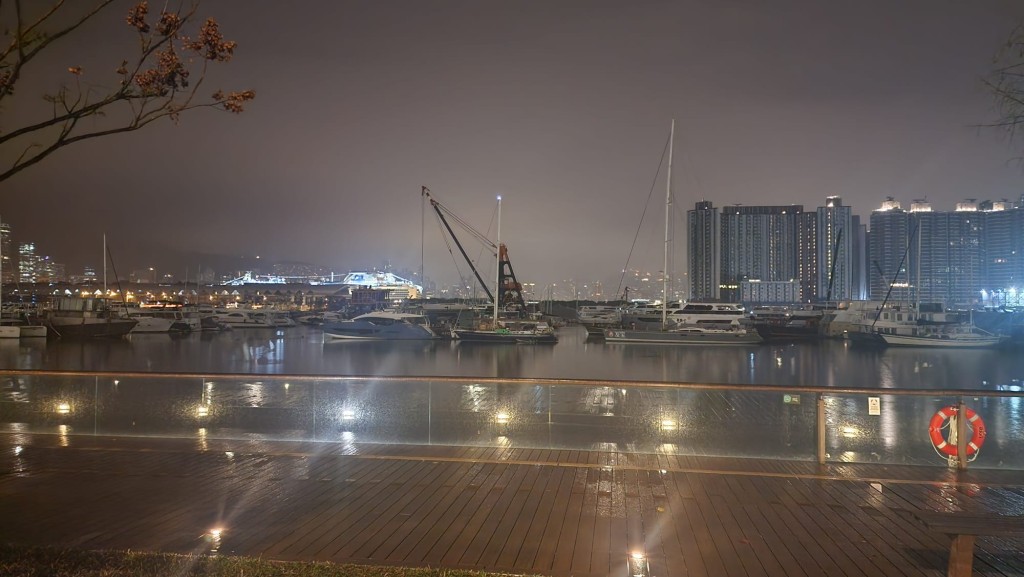 本港地區今日多雲，有幾陣雨。黎志偉攝