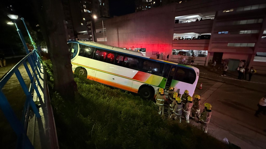 消防將被困車底的女子救出。 消防將被困車底的女子救出。