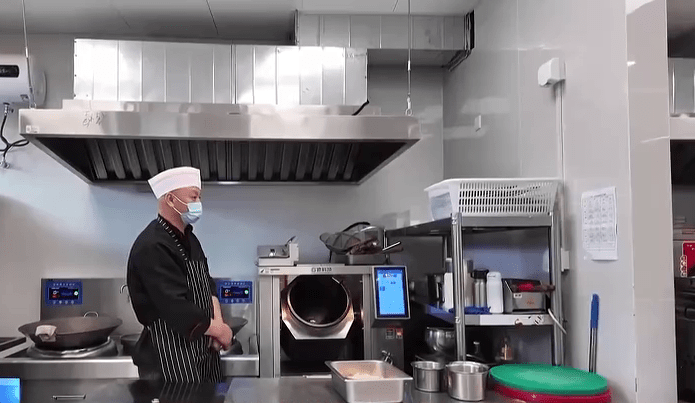 老人中心内厨房应用了机械厨师。