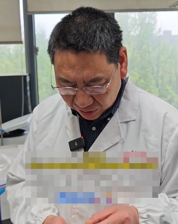 浙江大学食品科学与营养系教授朱加进在用打火机点燃「鱼片」，直言这并非鱼肉。