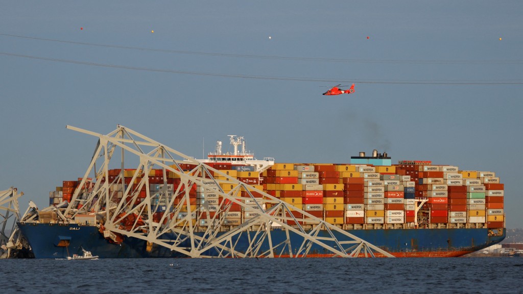巴爾的摩貨櫃船撞斷跨海大橋現場。 路透社