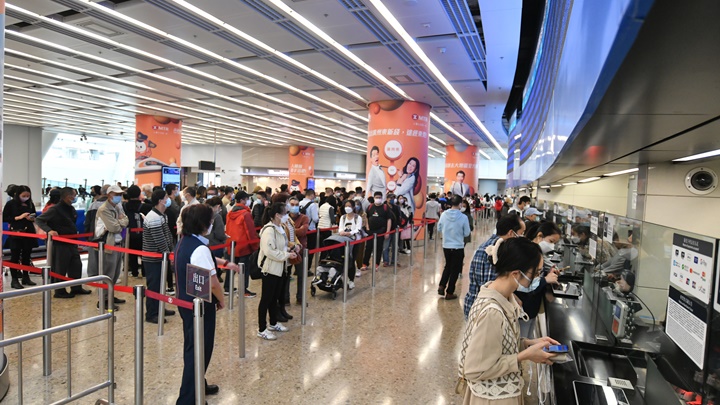 下午繼續有大批市民排隊購買高鐵車票,其中年廿八及廿九的車票已售罄。盧江球攝