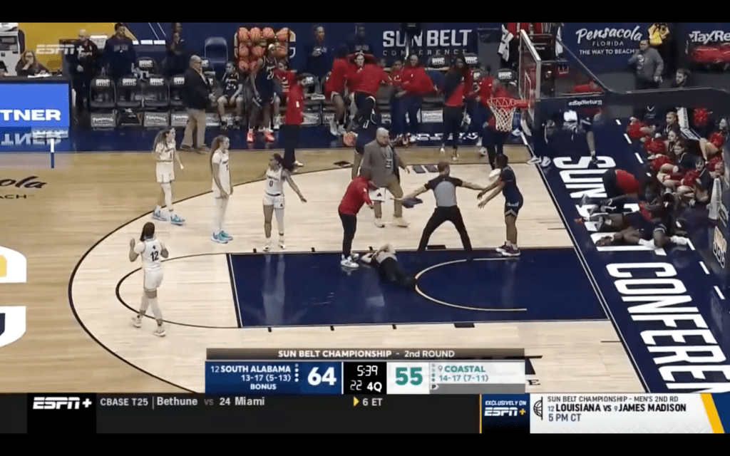 NCAA女籃爆全武行 8人被逐球證遭誤傷倒地。ESPN影片截圖