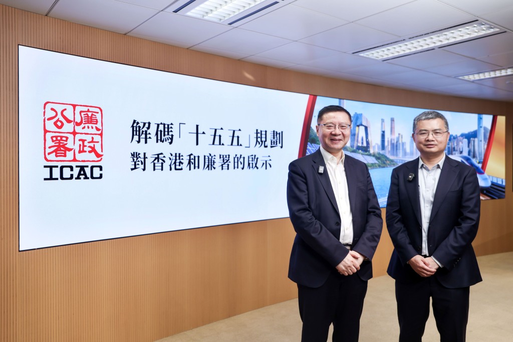 廉署邀请复旦大学中国研究院的院长张维为(左)及清华大学公共管理学院教授鄢一龙(右)主讲。 何家豪摄