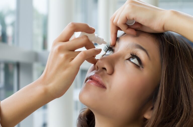 眼凝膠或其他眼藥水一般由患眼乾人士使用。[示意圖]