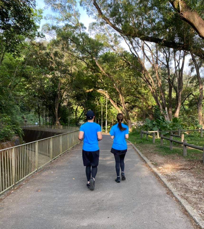 留港期間不時同18歲女兒張卓姿(Twiggy)結伴跑山。