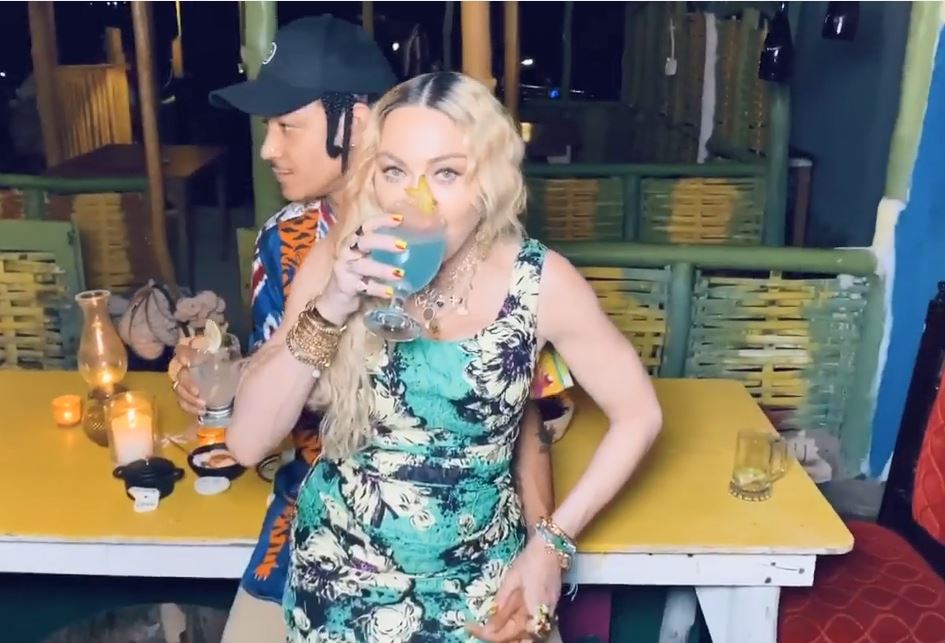 坐喺男友大髀飲嘢都好忙，因為一隻手要拖住。