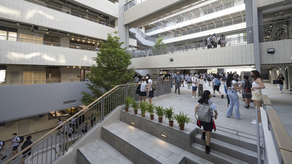英基港島中學重返波老道。英基圖片