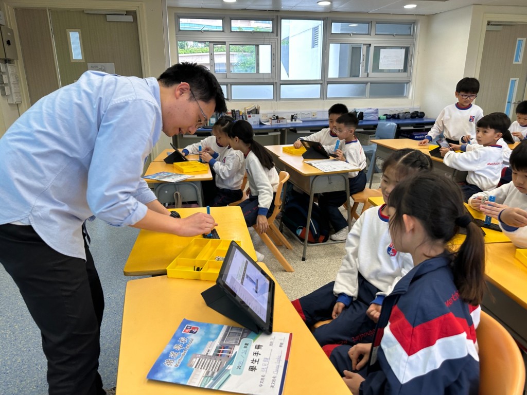 林浩峰主任分享校本創科教材與人工智能伴學經驗，強調從小培養學生自主學習能力
