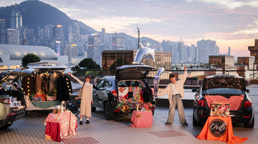 市集位于中港码头上盖，可饱览维港美景