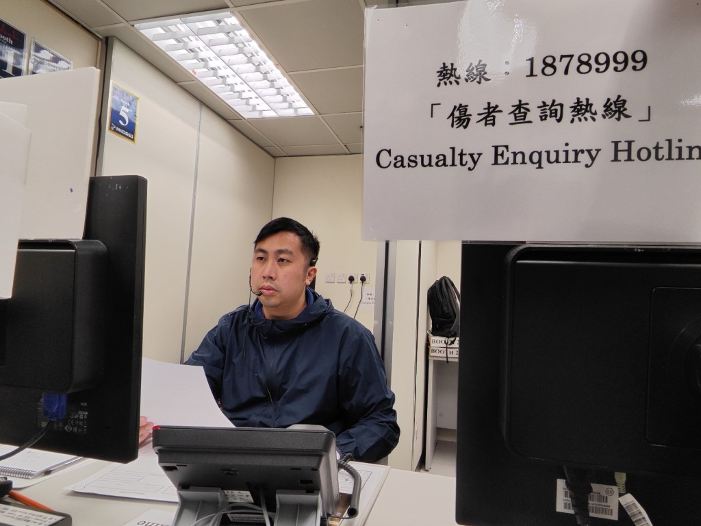 傷亡查詢熱線1878999在災後迅速啟動，查詢中心人員既要記錄資料，還要安撫來電者情緒，迅速將失聯者的姓名、年齡、衣著和住址等資訊輸入系統。