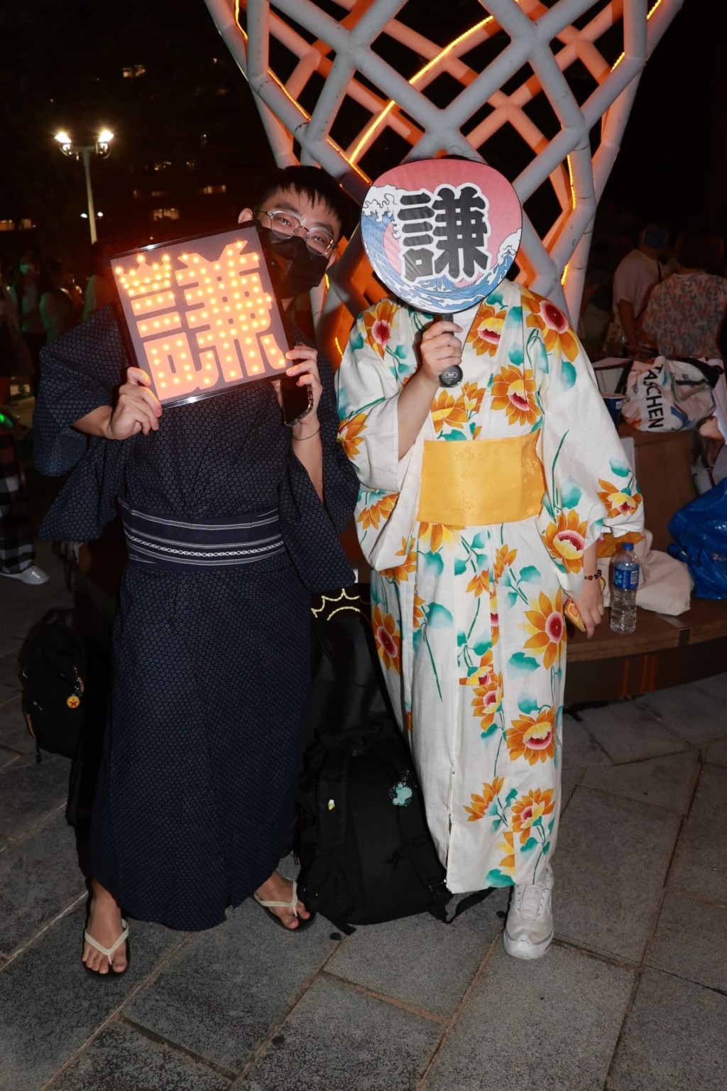 有粉絲穿上和服到場。