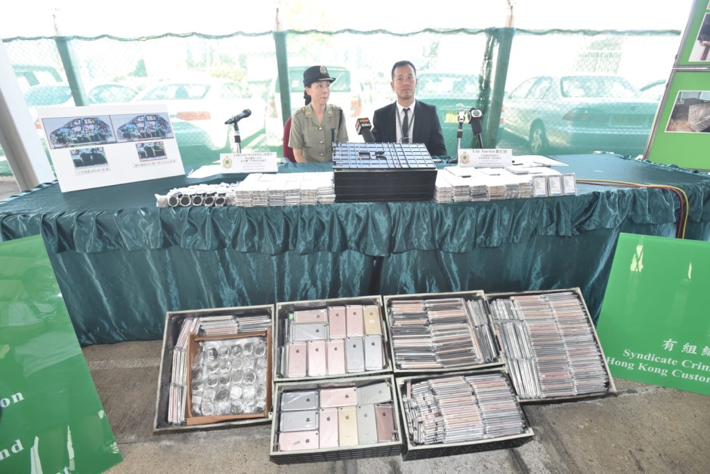 陸路邊境口岸科深圳灣貨物組指揮官張惠萍(左)、有組織罪案調查科特別調查第二組指揮官劉佑倫(右)