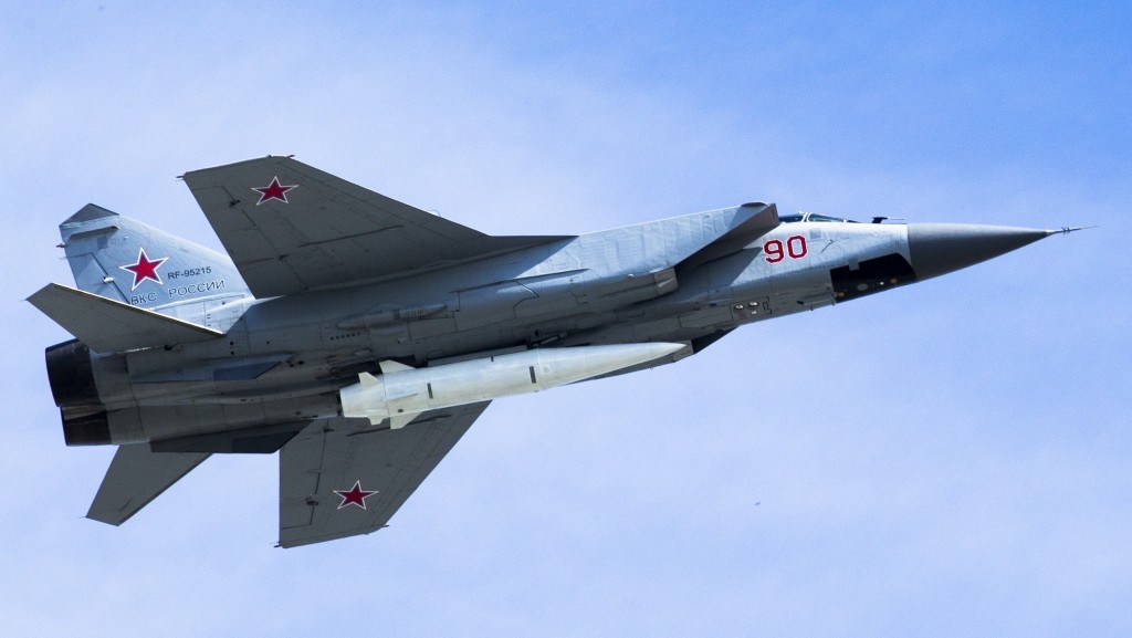 搭载「匕首」（Kh-47M2 Kinzhal）高超音速导弹的米格-31K（MiG-31K）战机，可见弹头较尖。 路透社