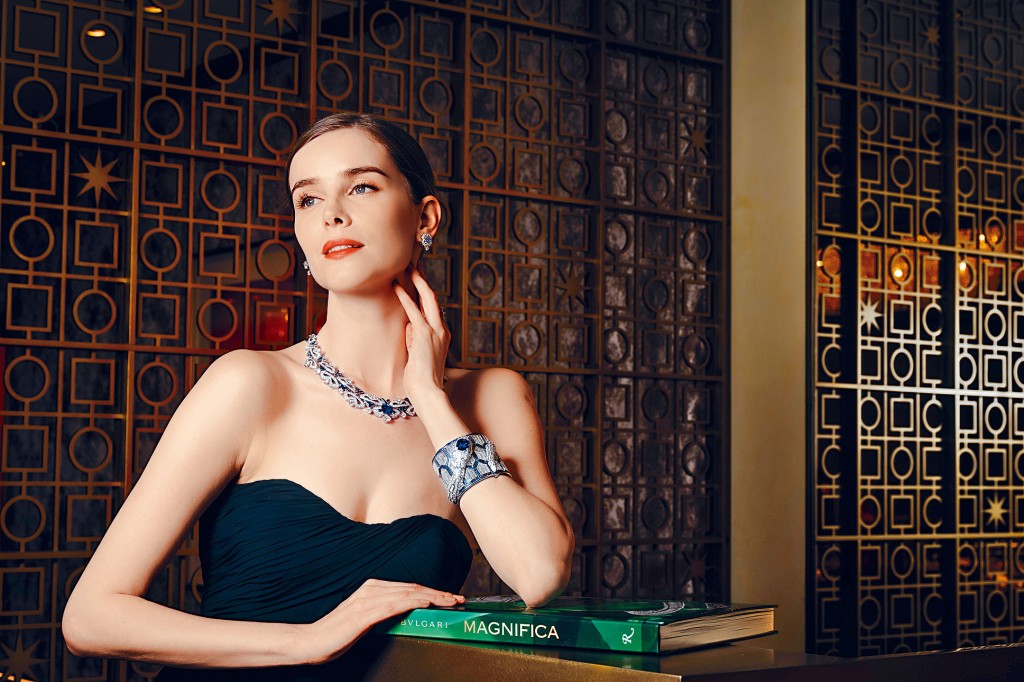 鉑金項鏈鑲有單顆枕形切割斯里蘭卡藍寶石（12.08卡）、9顆明亮式切割圓鑽（10.01卡）、131顆圓頂藍寶石（14.15卡）、28顆明亮式切割圓鑽（14.86卡）及密鑲鑽石（20.13卡）。白金耳環鑲有單顆枕形切割馬達加斯加藍寶石（2.99卡）、單顆明亮式切割圓鑽（2卡）、16顆圓頂藍寶石（1.21卡）及密鑲鑽石。白金指環鑲有單顆枕形切割斯里蘭卡藍寶石（4.30卡）及密鑲鑽石。