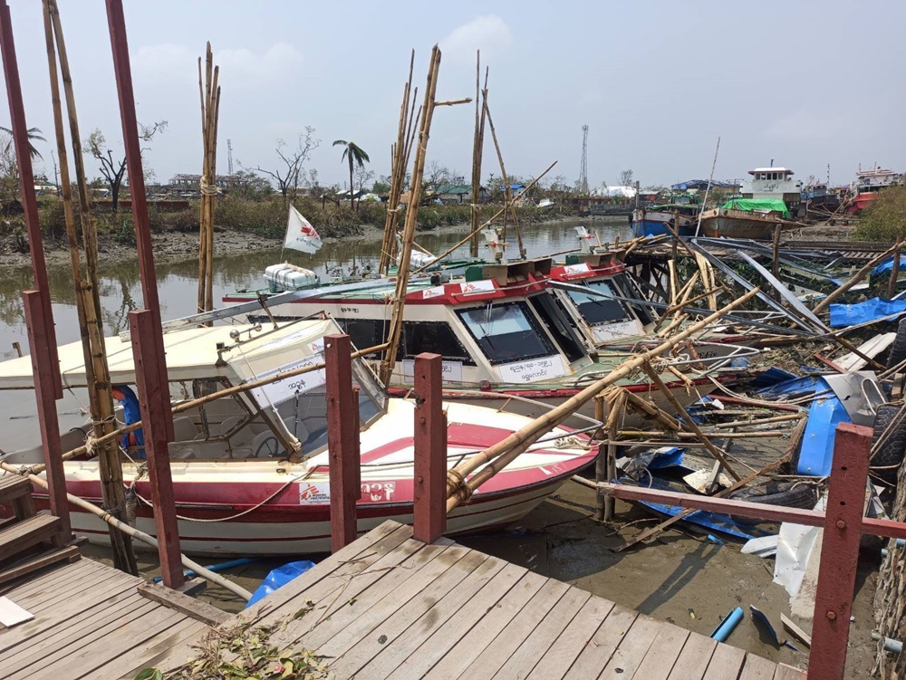 熱帶氣旋「穆查」吹襲緬甸期間，破壞無國界醫生的碼頭設施，令救援人員難以前往居於低窪地區的脆弱社區。© MSF Myanmar Twitter