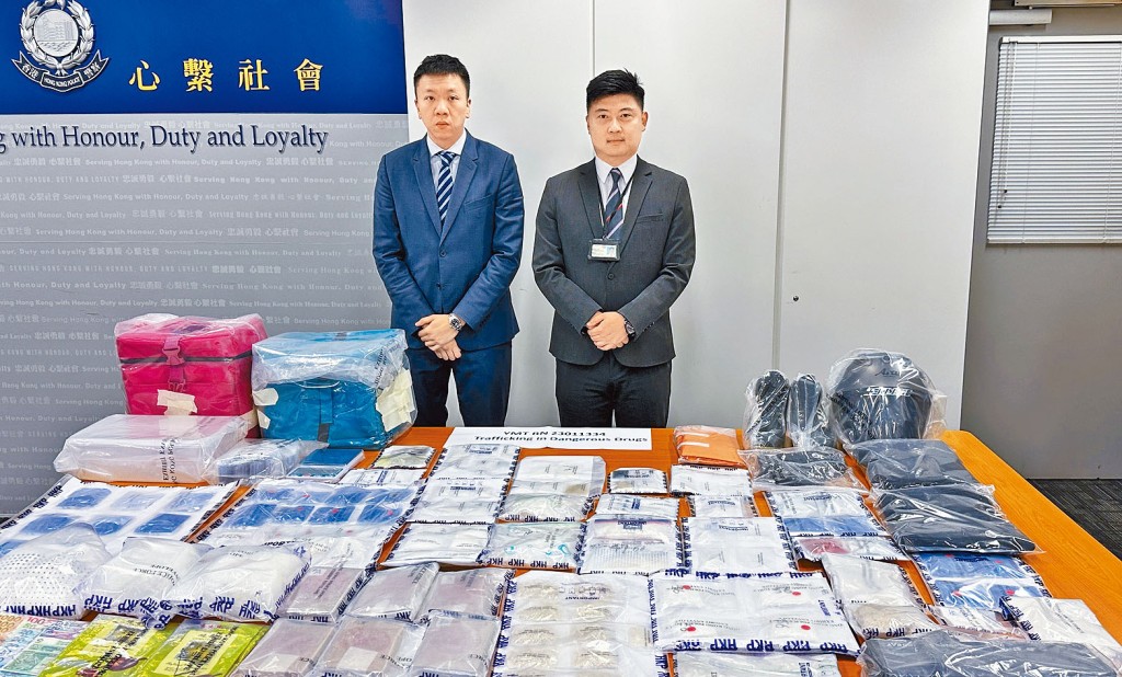 鄭兆堅總督察(右)及陳俊樺高級督察(左)講述案情及展示證物。