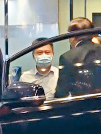 ■曾領廣東醫療人員赴武漢抗疫的總指揮余德文,昨抵港入住維景酒店與先遣隊隊員會合。