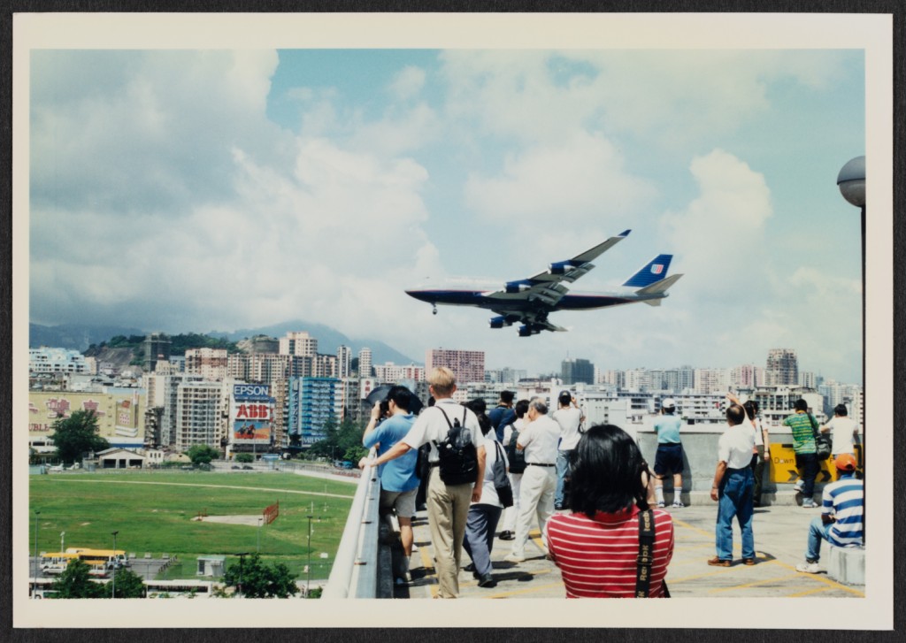1998年市民在停車場天台觀看抵港和離港的飛機。圖片：政府檔案處