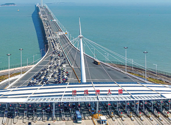 越来越多港人驾车经港珠澳大桥北上消费旅游。新华社