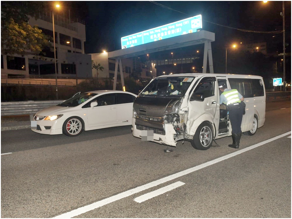 橋上另一宗客貨車撞私家車意外。