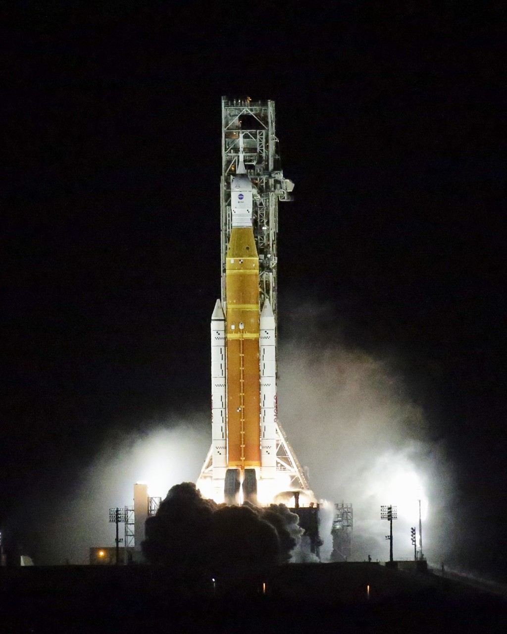 美國新一代登月火箭「阿提米絲一號」終於成功發射。AP圖