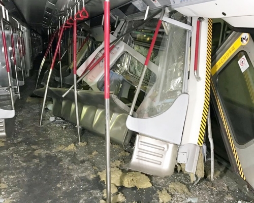 列車被撞後,其中一個車廂損毀嚴重。資料圖片