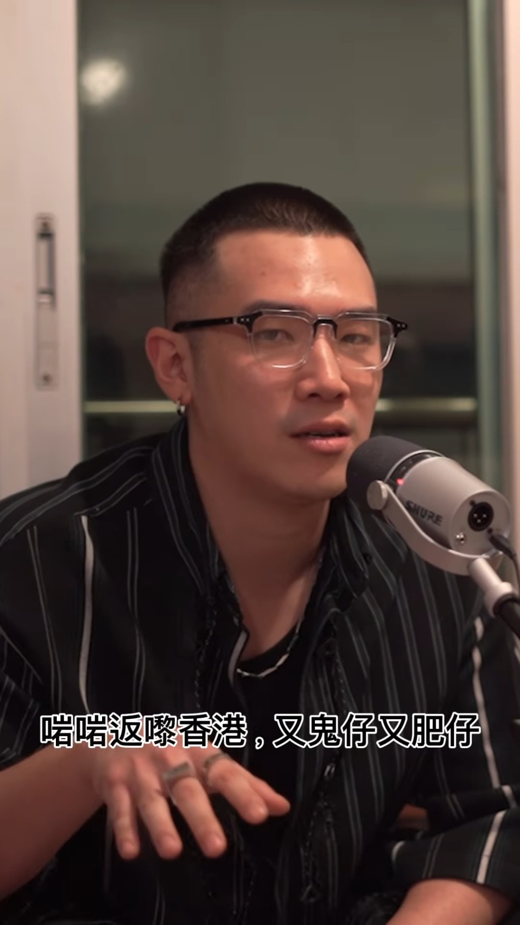 影片中姜卓文說:「我以前畀人欺凌,啱啱返嚟香港,又鬼仔又肥仔,跟住又唔講中文。」 影片中姜卓文說:「我以前畀人欺凌,啱啱返嚟香港,又鬼仔又肥仔,跟住又唔講中文。」
