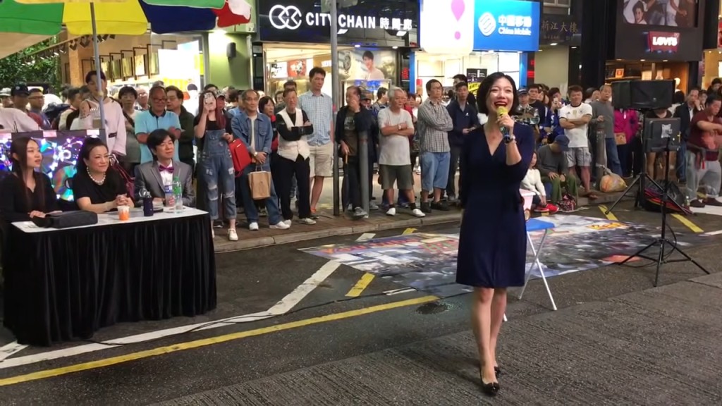2017年，移居香港的龍婷認識了有「旺角羅文」之稱的梁志源，並獲邀加入「旺角羅文歌舞團」，從此開始在旺角西洋菜街行人專用區公開演出。